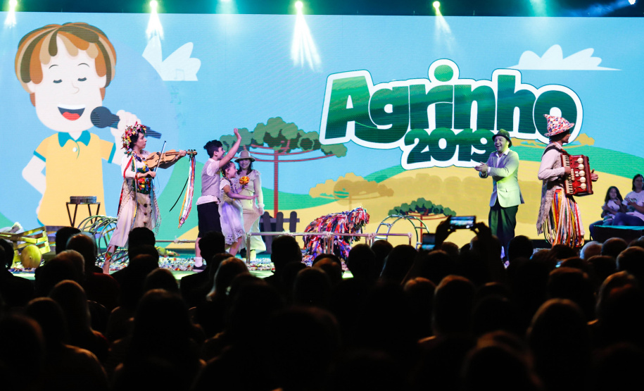 O Governo do Estado e a Federação da Agricultura do Estado do Paraná (Faep) renovaram nesta segunda-feira (21) o convênio para o programa Agrinho nas escolas estaduais do Paraná. O programa leva a escolas das redes públicas municipal e estadual atividades e materiais pedagógicos que tratam da preservação do meio ambiente, despertar da consciência de cidadania e questões que envolvem saúde e qualidade de vida.