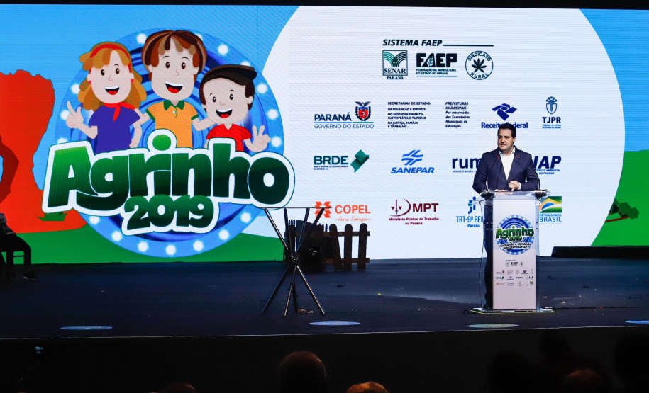 O Governo do Estado e a Federação da Agricultura do Estado do Paraná (Faep) renovaram nesta segunda-feira (21) o convênio para o programa Agrinho nas escolas estaduais do Paraná. O programa leva a escolas das redes públicas municipal e estadual atividades e materiais pedagógicos que tratam da preservação do meio ambiente, despertar da consciência de cidadania e questões que envolvem saúde e qualidade de vida.