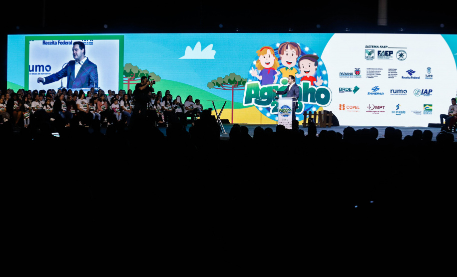 O Governo do Estado e a Federação da Agricultura do Estado do Paraná (Faep) renovaram nesta segunda-feira (21) o convênio para o programa Agrinho nas escolas estaduais do Paraná. O programa leva a escolas das redes públicas municipal e estadual atividades e materiais pedagógicos que tratam da preservação do meio ambiente, despertar da consciência de cidadania e questões que envolvem saúde e qualidade de vida.