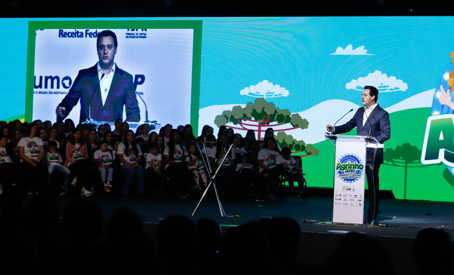 O Governo do Estado e a Federação da Agricultura do Estado do Paraná (Faep) renovaram nesta segunda-feira (21) o convênio para o programa Agrinho nas escolas estaduais do Paraná. O programa leva a escolas das redes públicas municipal e estadual atividades e materiais pedagógicos que tratam da preservação do meio ambiente, despertar da consciência de cidadania e questões que envolvem saúde e qualidade de vida.