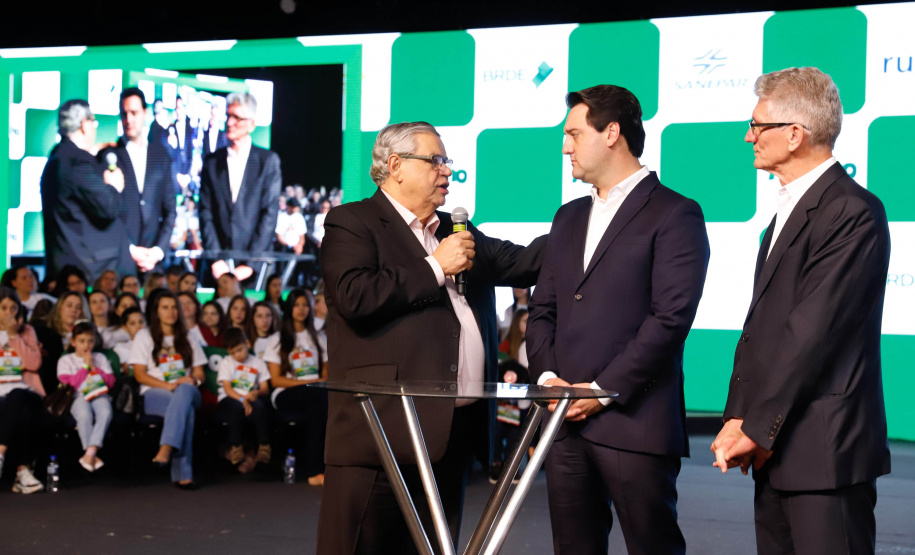 O Governo do Estado e a Federação da Agricultura do Estado do Paraná (Faep) renovaram nesta segunda-feira (21) o convênio para o programa Agrinho nas escolas estaduais do Paraná. O programa leva a escolas das redes públicas municipal e estadual atividades e materiais pedagógicos que tratam da preservação do meio ambiente, despertar da consciência de cidadania e questões que envolvem saúde e qualidade de vida.