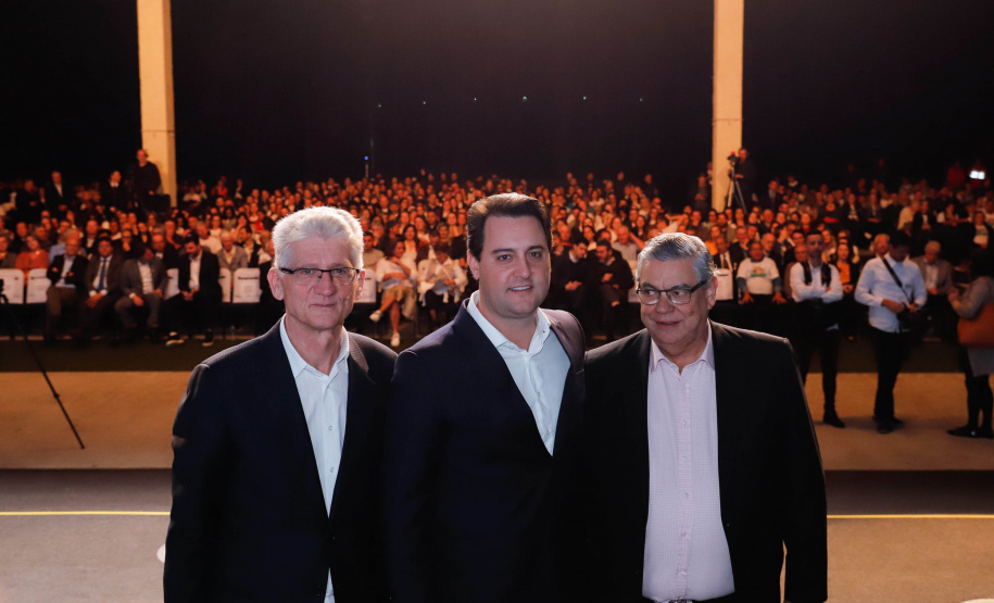 O Governo do Estado e a Federação da Agricultura do Estado do Paraná (Faep) renovaram nesta segunda-feira (21) o convênio para o programa Agrinho nas escolas estaduais do Paraná. O programa leva a escolas das redes públicas municipal e estadual atividades e materiais pedagógicos que tratam da preservação do meio ambiente, despertar da consciência de cidadania e questões que envolvem saúde e qualidade de vida.