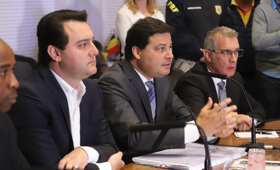 O governador Carlos Massa Ratinho Junior e o secretário de Infraestrutura e Logística, Sandro Alex, divulgaram nesta segunda-feira (21), quais as obras aprovadas pelo Governo do Estado para serem realizadas com os recursos do acordo de leniência firmado entre a concessionária Rodonorte e o Ministério Público Federal (MPF)