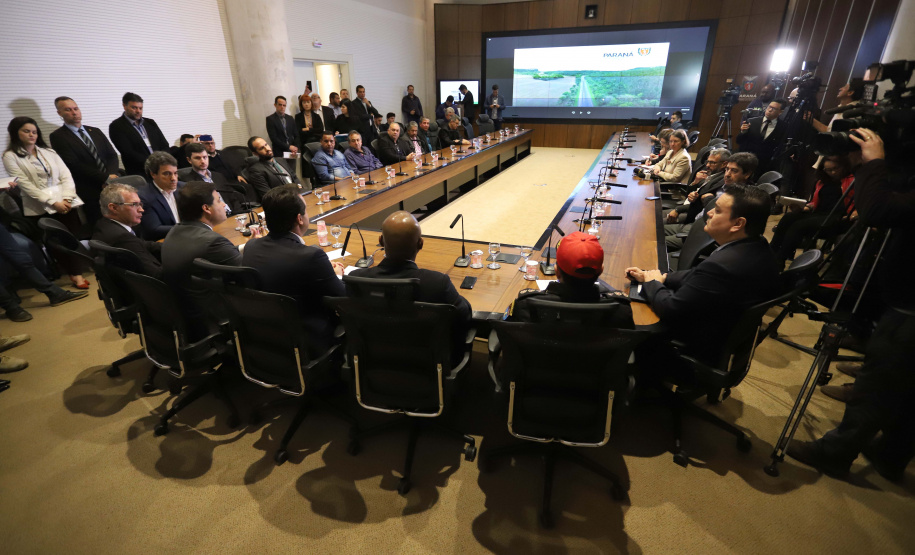 O governador Carlos Massa Ratinho Junior e o secretário de Infraestrutura e Logística, Sandro Alex, divulgaram nesta segunda-feira (21), quais as obras aprovadas pelo Governo do Estado para serem realizadas com os recursos do acordo de leniência firmado entre a concessionária Rodonorte e o Ministério Público Federal (MPF)
