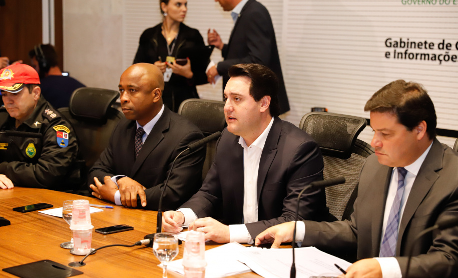 O governador Carlos Massa Ratinho Junior anunciou nesta segunda-feira (21) as 12 obras que serão executadas com R$ 365 milhões liberados pelo acordo de leniência firmado pela Concessionária CCR-Rodonorte e o Ministério Público Federal (MPF). São oito interseções de nível (viadutos, trincheiras e passagens) e cerca de 30 quilômetros de duplicações nas rodovias sob responsabilidade da empresa.