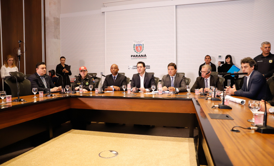 O governador Carlos Massa Ratinho Junior anunciou nesta segunda-feira (21) as 12 obras que serão executadas com R$ 365 milhões liberados pelo acordo de leniência firmado pela Concessionária CCR-Rodonorte e o Ministério Público Federal (MPF). São oito interseções de nível (viadutos, trincheiras e passagens) e cerca de 30 quilômetros de duplicações nas rodovias sob responsabilidade da empresa.