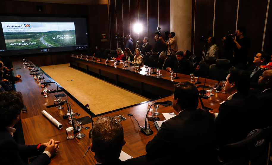 O governador Carlos Massa Ratinho Junior anunciou nesta segunda-feira (21) as 12 obras que serão executadas com R$ 365 milhões liberados pelo acordo de leniência firmado pela Concessionária CCR-Rodonorte e o Ministério Público Federal (MPF). São oito interseções de nível (viadutos, trincheiras e passagens) e cerca de 30 quilômetros de duplicações nas rodovias sob responsabilidade da empresa.