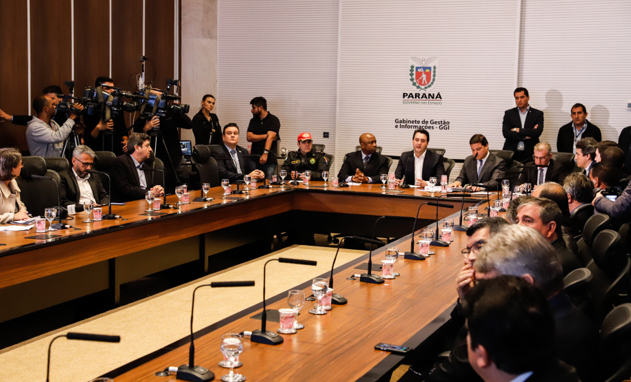 O governador Carlos Massa Ratinho Junior anunciou nesta segunda-feira (21) as 12 obras que serão executadas com R$ 365 milhões liberados pelo acordo de leniência firmado pela Concessionária CCR-Rodonorte e o Ministério Público Federal (MPF). São oito interseções de nível (viadutos, trincheiras e passagens) e cerca de 30 quilômetros de duplicações nas rodovias sob responsabilidade da empresa.