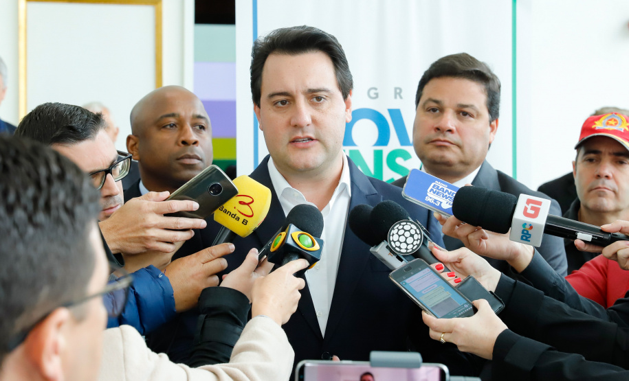 O governador Carlos Massa Ratinho Junior anunciou nesta segunda-feira (21) as 12 obras que serão executadas com R$ 365 milhões liberados pelo acordo de leniência firmado pela Concessionária CCR-Rodonorte e o Ministério Público Federal (MPF). São oito interseções de nível (viadutos, trincheiras e passagens) e cerca de 30 quilômetros de duplicações nas rodovias sob responsabilidade da empresa.