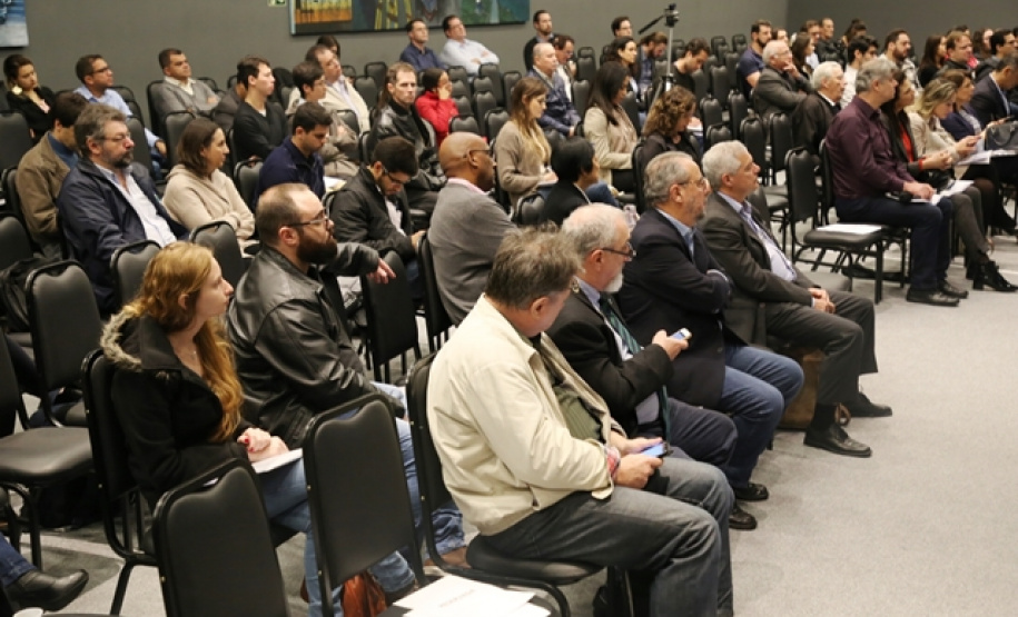 As ações desenvolvidas pela Sanepar para a segurança de suas barragens foram apresentadas nesta segunda-feira (21), durante o I Simpósio Nacional de Segurança de Barragens para Abastecimento e Irrigação, em Curitiba. Promovido pela Sanepar, pelo Comitê Brasileiro de Barragens (CBDB) e pelo Instituto de Engenharia do Paraná (IEP), o evento reuniu especialistas do segmento de abastecimento de água e de irrigação para debater a segurança desses empreendimentos. Foto: Sanepar