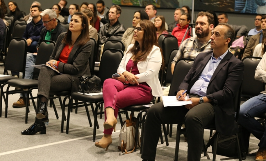 As ações desenvolvidas pela Sanepar para a segurança de suas barragens foram apresentadas nesta segunda-feira (21), durante o I Simpósio Nacional de Segurança de Barragens para Abastecimento e Irrigação, em Curitiba. Promovido pela Sanepar, pelo Comitê Brasileiro de Barragens (CBDB) e pelo Instituto de Engenharia do Paraná (IEP), o evento reuniu especialistas do segmento de abastecimento de água e de irrigação para debater a segurança desses empreendimentos. Foto: Sanepar