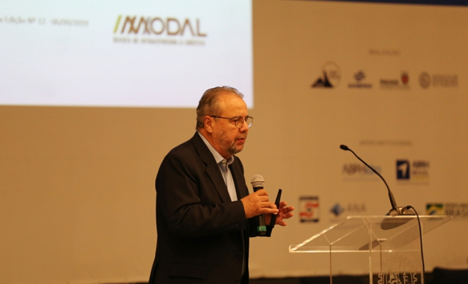 O engenheiro e economista Francisco Luiz Gomide, ex-ministro de Minas e Energia, ex-presidente de Itaipu e da Copel, e presidente da Associação Brasileira de Recursos Hídricos, falou sobre a desinformação que existe sobre a importância das barragens. “As barragens são imprescindíveis porque sem reservação não há sustentabilidade, não há energia renovável”, disse. Foto: Sanepar