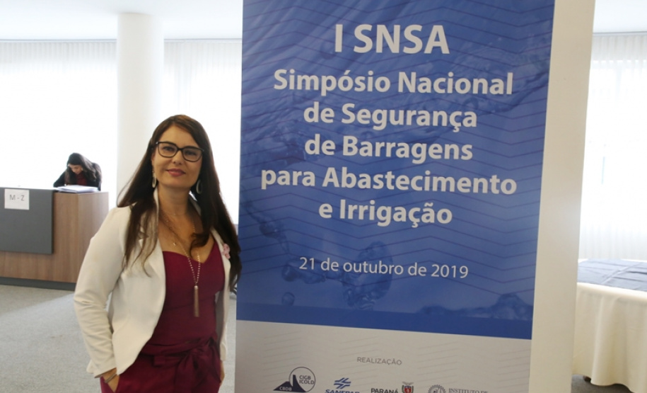 A engenheira da Sanepar Adriana Verchai de Lima Lobo, que representa o Paraná no CBDB, explica que o objetivo do simpósio foi disseminar a cultura de segurança de barragens de abastecimento público e mitigar riscos de ocorrência de incidentes ou de acidentes com estas estruturas