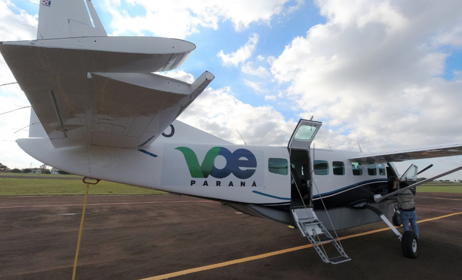 Dois potentes jatos de água batizaram simbolicamente as primeiras aeronaves que partiram com voos de Curitiba para o Interior do Estado inaugurando oficialmente, nesta terça-feira (22), o programa Voe Paraná. O voo 5545 partiu às 12h15 com destino à Guaíra, na região Oeste. O 5555 foi para União da Vitória, no extremo sul do Paraná. Antes disso, uma aeronave saiu de Campo Mourão, no Centro-Oeste, rumo à capital. Foto: Prefeitura de Campo Mourão