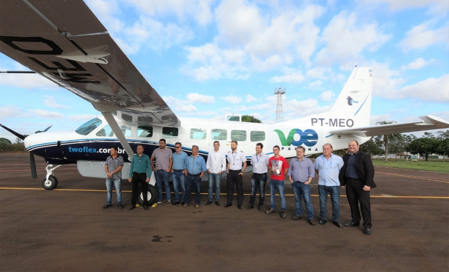 Dois potentes jatos de água batizaram simbolicamente as primeiras aeronaves que partiram com voos de Curitiba para o Interior do Estado inaugurando oficialmente, nesta terça-feira (22), o programa Voe Paraná. O voo 5545 partiu às 12h15 com destino à Guaíra, na região Oeste. O 5555 foi para União da Vitória, no extremo sul do Paraná. Antes disso, uma aeronave saiu de Campo Mourão, no Centro-Oeste, rumo à capitalFoto: Prefeitura de Campo Mourão