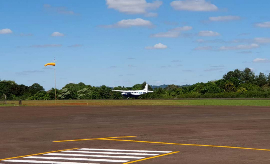 Dois potentes jatos de água batizaram simbolicamente as primeiras aeronaves que partiram com voos de Curitiba para o Interior do Estado inaugurando oficialmente, nesta terça-feira (22), o programa Voe Paraná. O voo 5545 partiu às 12h15 com destino à Guaíra, na região Oeste. O 5555 foi para União da Vitória, no extremo sul do Paraná. Antes disso, uma aeronave saiu de Campo Mourão, no Centro-Oeste, rumo à capital. Foto: Prefeitura de Francisco Beltrão