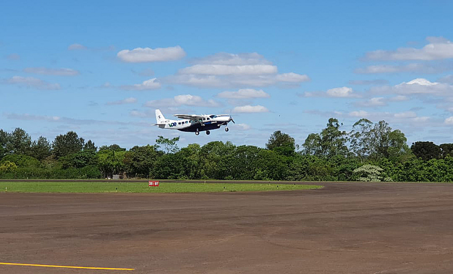 Dois potentes jatos de água batizaram simbolicamente as primeiras aeronaves que partiram com voos de Curitiba para o Interior do Estado inaugurando oficialmente, nesta terça-feira (22), o programa Voe Paraná. O voo 5545 partiu às 12h15 com destino à Guaíra, na região Oeste. O 5555 foi para União da Vitória, no extremo sul do Paraná. Antes disso, uma aeronave saiu de Campo Mourão, no Centro-Oeste, rumo à capital. Foto: Prefeitura de Francisco Beltrão