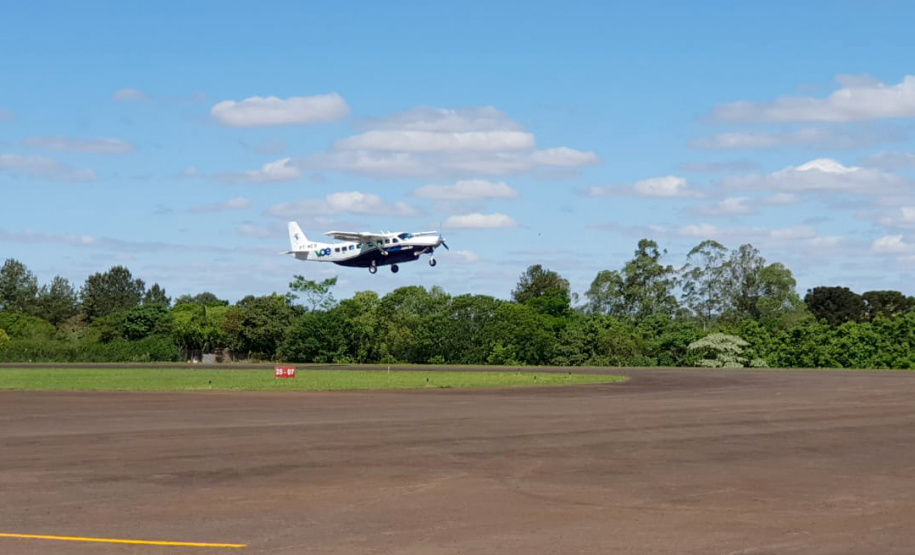 Dois potentes jatos de água batizaram simbolicamente as primeiras aeronaves que partiram com voos de Curitiba para o Interior do Estado inaugurando oficialmente, nesta terça-feira (22), o programa Voe Paraná. O governador Carlos Massa Ratinho Junior acompanhou a estreia no Aeroporto Afonso Pena, em São José dos Pinhais, recepcionando os primeiros passageiros com destino ao Interior do Estado.