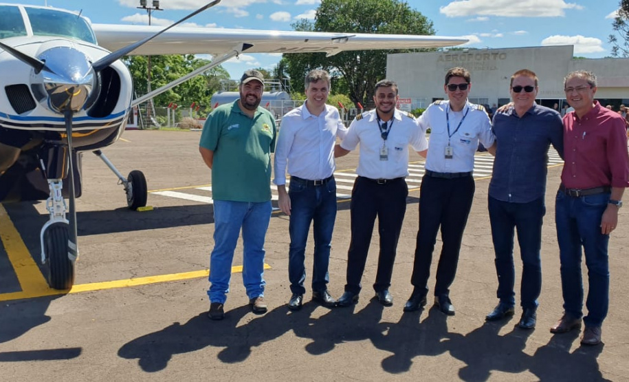 Dois potentes jatos de água batizaram simbolicamente as primeiras aeronaves que partiram com voos de Curitiba para o Interior do Estado inaugurando oficialmente, nesta terça-feira (22), o programa Voe Paraná. O voo 5545 partiu às 12h15 com destino à Guaíra, na região Oeste. O 5555 foi para União da Vitória, no extremo sul do Paraná. Antes disso, uma aeronave saiu de Campo Mourão, no Centro-Oeste, rumo à capital. Foto: Prefeitura de Francisco Beltrão
