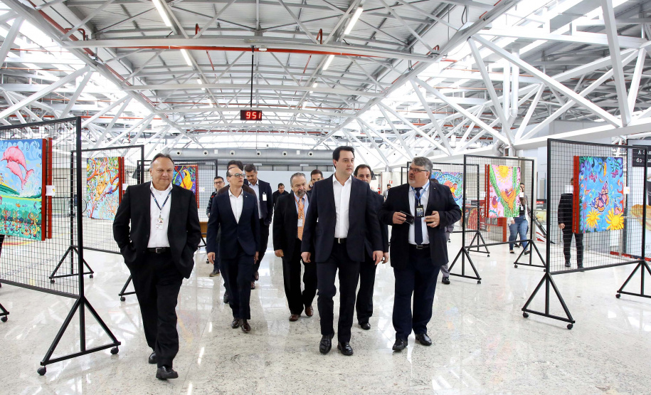 Dois potentes jatos de água batizaram simbolicamente as primeiras aeronaves que partiram com voos de Curitiba para o Interior do Estado inaugurando oficialmente, nesta terça-feira (22), o programa Voe Paraná. O governador Carlos Massa Ratinho Junior acompanhou a estreia no Aeroporto Afonso Pena, em São José dos Pinhais, recepcionando os primeiros passageiros com destino ao Interior do Estado.