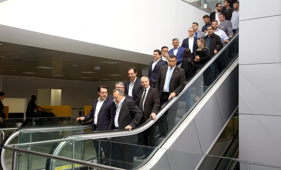 Dois potentes jatos de água batizaram simbolicamente as primeiras aeronaves que partiram com voos de Curitiba para o Interior do Estado inaugurando oficialmente, nesta terça-feira (22), o programa Voe Paraná. O governador Carlos Massa Ratinho Junior acompanhou a estreia no Aeroporto Afonso Pena, em São José dos Pinhais, recepcionando os primeiros passageiros com destino ao Interior do Estado.