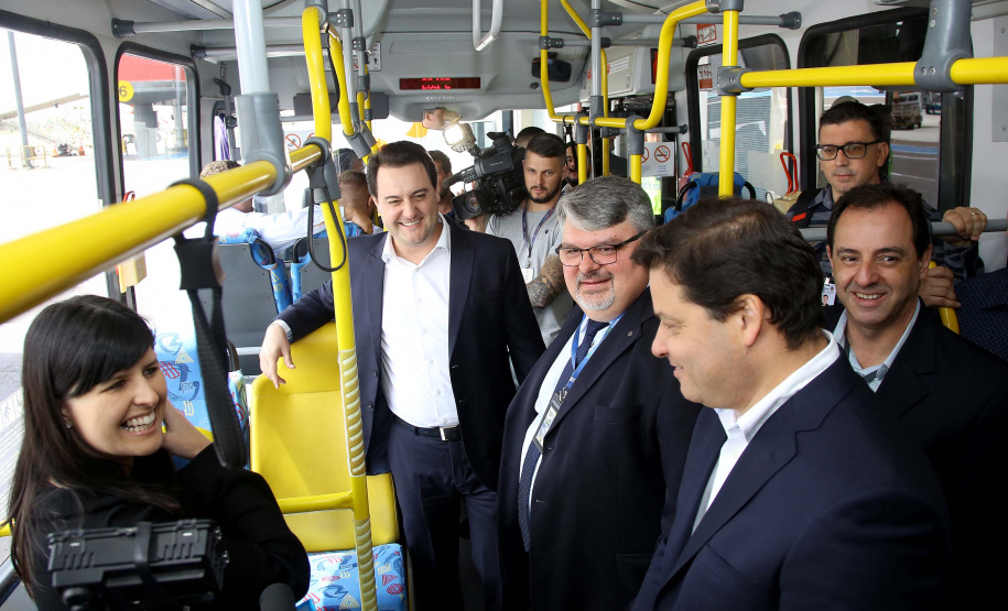 Dois potentes jatos de água batizaram simbolicamente as primeiras aeronaves que partiram com voos de Curitiba para o Interior do Estado inaugurando oficialmente, nesta terça-feira (22), o programa Voe Paraná. O governador Carlos Massa Ratinho Junior acompanhou a estreia no Aeroporto Afonso Pena, em São José dos Pinhais, recepcionando os primeiros passageiros com destino ao Interior do Estado.