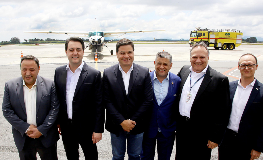 Dois potentes jatos de água batizaram simbolicamente as primeiras aeronaves que partiram com voos de Curitiba para o Interior do Estado inaugurando oficialmente, nesta terça-feira (22), o programa Voe Paraná. O governador Carlos Massa Ratinho Junior acompanhou a estreia no Aeroporto Afonso Pena, em São José dos Pinhais, recepcionando os primeiros passageiros com destino ao Interior do Estado.