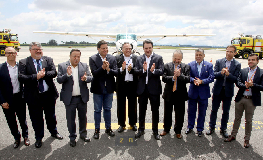Dois potentes jatos de água batizaram simbolicamente as primeiras aeronaves que partiram com voos de Curitiba para o Interior do Estado inaugurando oficialmente, nesta terça-feira (22), o programa Voe Paraná. O governador Carlos Massa Ratinho Junior acompanhou a estreia no Aeroporto Afonso Pena, em São José dos Pinhais, recepcionando os primeiros passageiros com destino ao Interior do Estado.