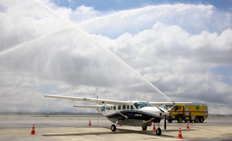 Dois potentes jatos de água batizaram simbolicamente as primeiras aeronaves que partiram com voos de Curitiba para o Interior do Estado inaugurando oficialmente, nesta terça-feira (22), o programa Voe Paraná. O governador Carlos Massa Ratinho Junior acompanhou a estreia no Aeroporto Afonso Pena, em São José dos Pinhais, recepcionando os primeiros passageiros com destino ao Interior do Estado.
