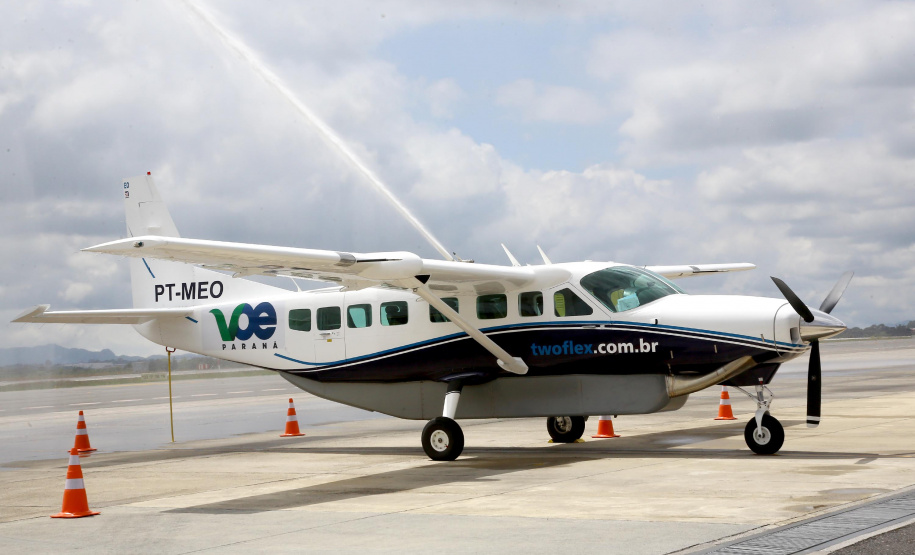 Dois potentes jatos de água batizaram simbolicamente as primeiras aeronaves que partiram com voos de Curitiba para o Interior do Estado inaugurando oficialmente, nesta terça-feira (22), o programa Voe Paraná. O governador Carlos Massa Ratinho Junior acompanhou a estreia no Aeroporto Afonso Pena, em São José dos Pinhais, recepcionando os primeiros passageiros com destino ao Interior do Estado.