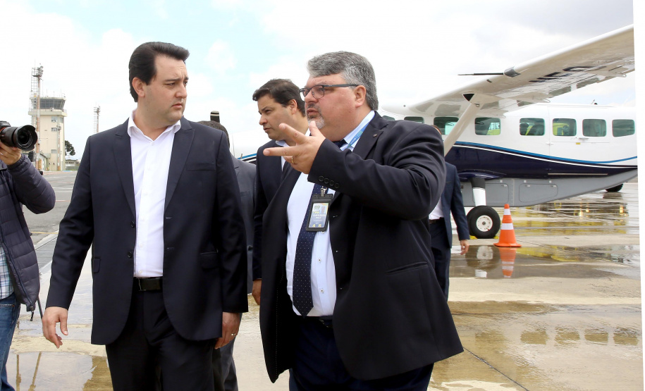 Dois potentes jatos de água batizaram simbolicamente as primeiras aeronaves que partiram com voos de Curitiba para o Interior do Estado inaugurando oficialmente, nesta terça-feira (22), o programa Voe Paraná. O governador Carlos Massa Ratinho Junior acompanhou a estreia no Aeroporto Afonso Pena, em São José dos Pinhais, recepcionando os primeiros passageiros com destino ao Interior do Estado.