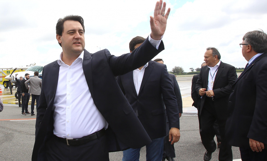 Dois potentes jatos de água batizaram simbolicamente as primeiras aeronaves que partiram com voos de Curitiba para o Interior do Estado inaugurando oficialmente, nesta terça-feira (22), o programa Voe Paraná. O governador Carlos Massa Ratinho Junior acompanhou a estreia no Aeroporto Afonso Pena, em São José dos Pinhais, recepcionando os primeiros passageiros com destino ao Interior do Estado.