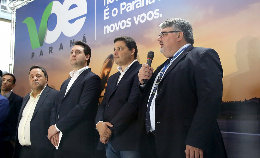 Dois potentes jatos de água batizaram simbolicamente as primeiras aeronaves que partiram com voos de Curitiba para o Interior do Estado inaugurando oficialmente, nesta terça-feira (22), o programa Voe Paraná. O governador Carlos Massa Ratinho Junior acompanhou a estreia no Aeroporto Afonso Pena, em São José dos Pinhais, recepcionando os primeiros passageiros com destino ao Interior do Estado.