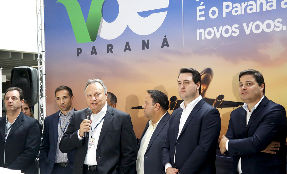 Dois potentes jatos de água batizaram simbolicamente as primeiras aeronaves que partiram com voos de Curitiba para o Interior do Estado inaugurando oficialmente, nesta terça-feira (22), o programa Voe Paraná. O governador Carlos Massa Ratinho Junior acompanhou a estreia no Aeroporto Afonso Pena, em São José dos Pinhais, recepcionando os primeiros passageiros com destino ao Interior do Estado.