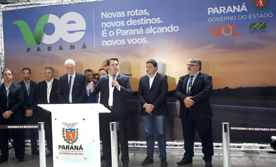 Dois potentes jatos de água batizaram simbolicamente as primeiras aeronaves que partiram com voos de Curitiba para o Interior do Estado inaugurando oficialmente, nesta terça-feira (22), o programa Voe Paraná. O governador Carlos Massa Ratinho Junior acompanhou a estreia no Aeroporto Afonso Pena, em São José dos Pinhais, recepcionando os primeiros passageiros com destino ao Interior do Estado.