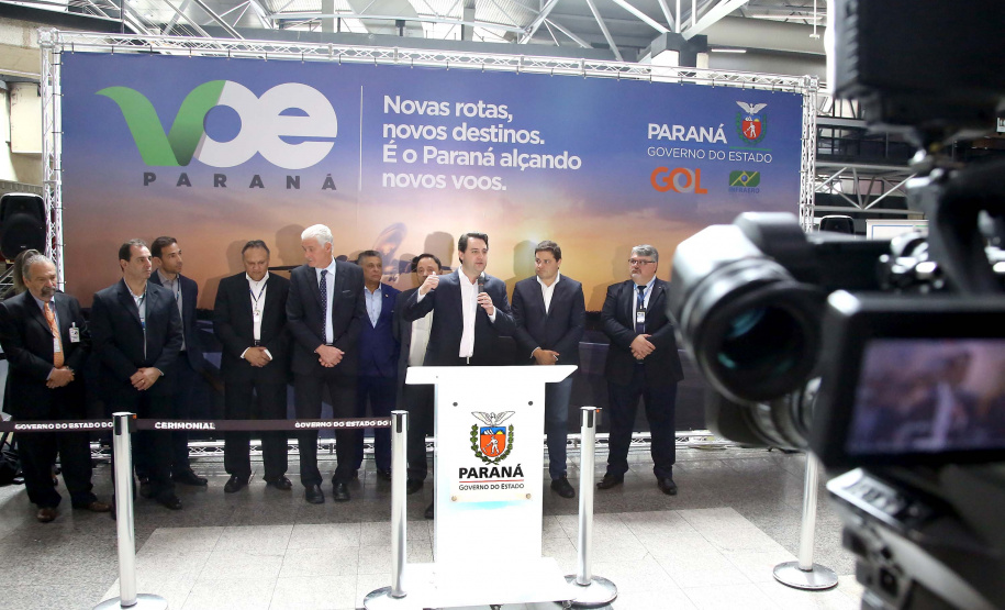 Dois potentes jatos de água batizaram simbolicamente as primeiras aeronaves que partiram com voos de Curitiba para o Interior do Estado inaugurando oficialmente, nesta terça-feira (22), o programa Voe Paraná. O governador Carlos Massa Ratinho Junior acompanhou a estreia no Aeroporto Afonso Pena, em São José dos Pinhais, recepcionando os primeiros passageiros com destino ao Interior do Estado.