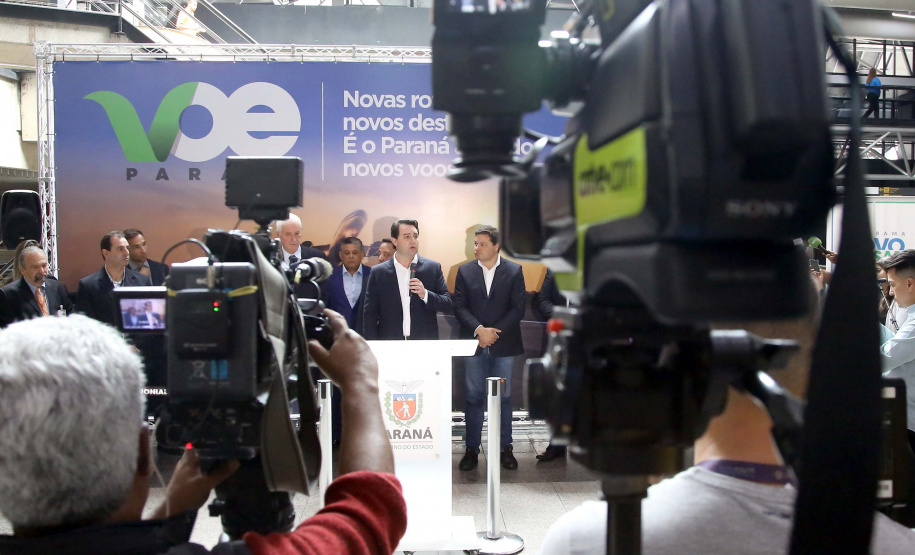 Dois potentes jatos de água batizaram simbolicamente as primeiras aeronaves que partiram com voos de Curitiba para o Interior do Estado inaugurando oficialmente, nesta terça-feira (22), o programa Voe Paraná. O governador Carlos Massa Ratinho Junior acompanhou a estreia no Aeroporto Afonso Pena, em São José dos Pinhais, recepcionando os primeiros passageiros com destino ao Interior do Estado.