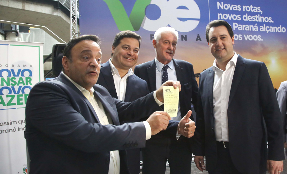 Dois potentes jatos de água batizaram simbolicamente as primeiras aeronaves que partiram com voos de Curitiba para o Interior do Estado inaugurando oficialmente, nesta terça-feira (22), o programa Voe Paraná. O governador Carlos Massa Ratinho Junior acompanhou a estreia no Aeroporto Afonso Pena, em São José dos Pinhais, recepcionando os primeiros passageiros com destino ao Interior do Estado.