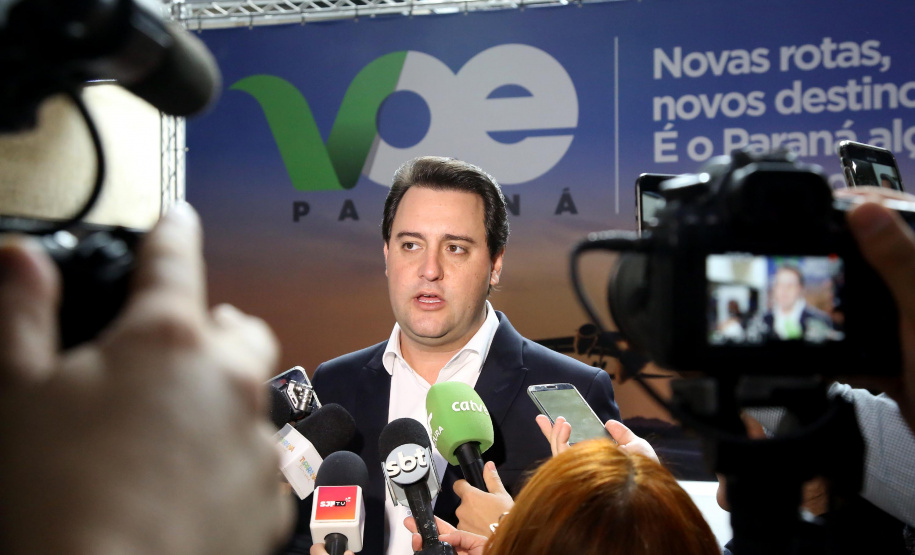 Dois potentes jatos de água batizaram simbolicamente as primeiras aeronaves que partiram com voos de Curitiba para o Interior do Estado inaugurando oficialmente, nesta terça-feira (22), o programa Voe Paraná. O governador Carlos Massa Ratinho Junior acompanhou a estreia no Aeroporto Afonso Pena, em São José dos Pinhais, recepcionando os primeiros passageiros com destino ao Interior do Estado.