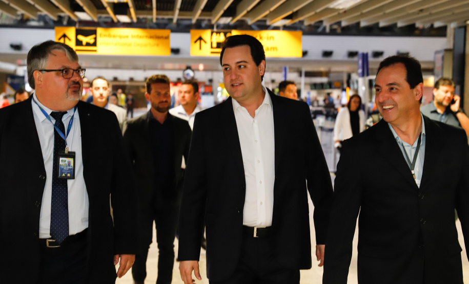 Dois potentes jatos de água batizaram simbolicamente as primeiras aeronaves que partiram com voos de Curitiba para o Interior do Estado inaugurando oficialmente, nesta terça-feira (22), o programa Voe Paraná. O governador Carlos Massa Ratinho Junior acompanhou a estreia no Aeroporto Afonso Pena, em São José dos Pinhais, recepcionando os primeiros passageiros com destino ao Interior do Estado.