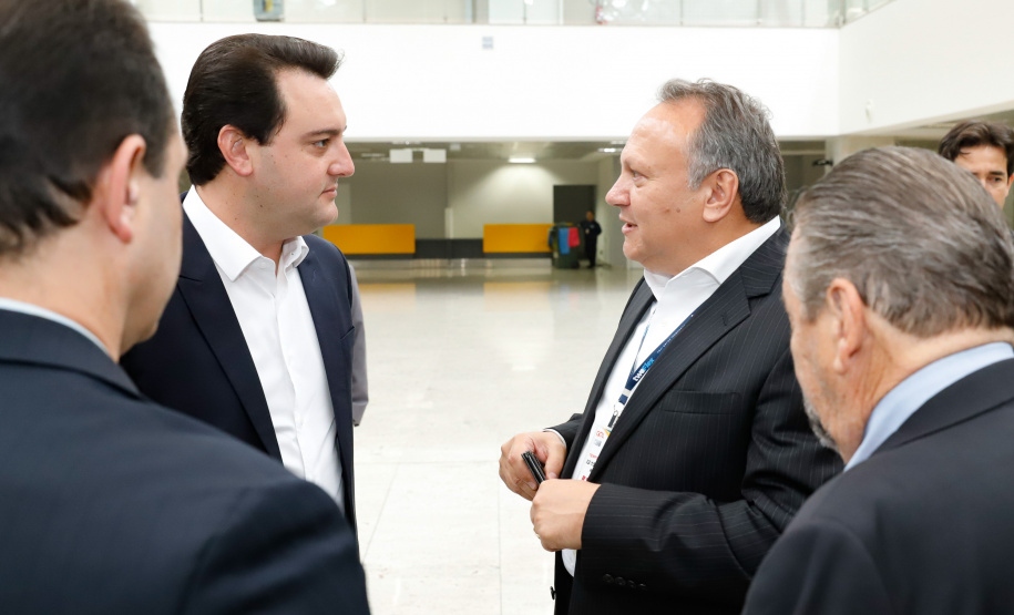 Dois potentes jatos de água batizaram simbolicamente as primeiras aeronaves que partiram com voos de Curitiba para o Interior do Estado inaugurando oficialmente, nesta terça-feira (22), o programa Voe Paraná. O governador Carlos Massa Ratinho Junior acompanhou a estreia no Aeroporto Afonso Pena, em São José dos Pinhais, recepcionando os primeiros passageiros com destino ao Interior do Estado.