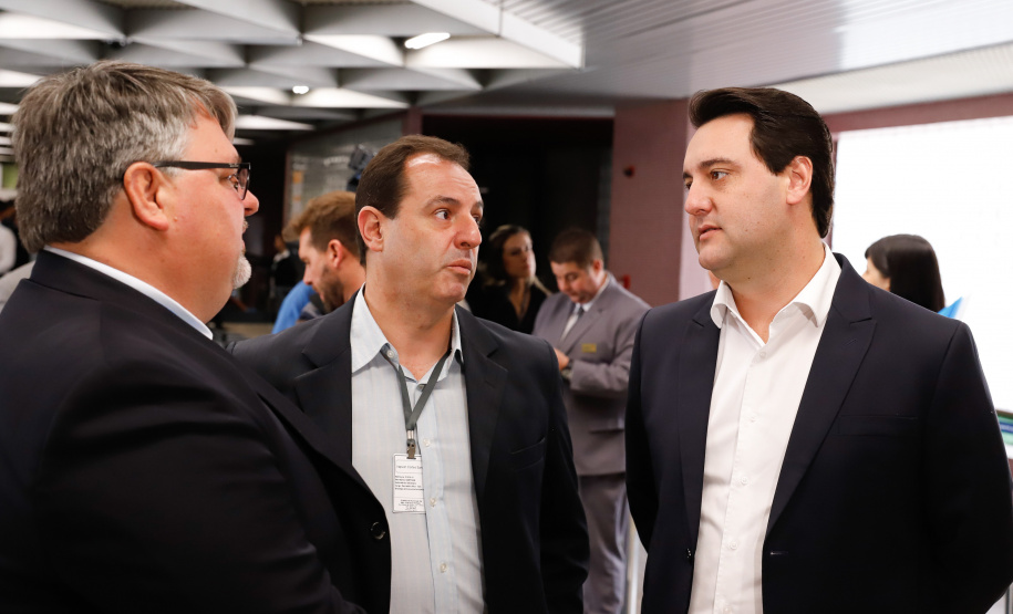 Dois potentes jatos de água batizaram simbolicamente as primeiras aeronaves que partiram com voos de Curitiba para o Interior do Estado inaugurando oficialmente, nesta terça-feira (22), o programa Voe Paraná. O governador Carlos Massa Ratinho Junior acompanhou a estreia no Aeroporto Afonso Pena, em São José dos Pinhais, recepcionando os primeiros passageiros com destino ao Interior do Estado.