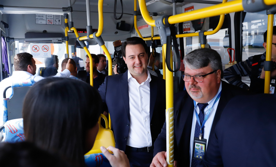 Dois potentes jatos de água batizaram simbolicamente as primeiras aeronaves que partiram com voos de Curitiba para o Interior do Estado inaugurando oficialmente, nesta terça-feira (22), o programa Voe Paraná. O governador Carlos Massa Ratinho Junior acompanhou a estreia no Aeroporto Afonso Pena, em São José dos Pinhais, recepcionando os primeiros passageiros com destino ao Interior do Estado.
