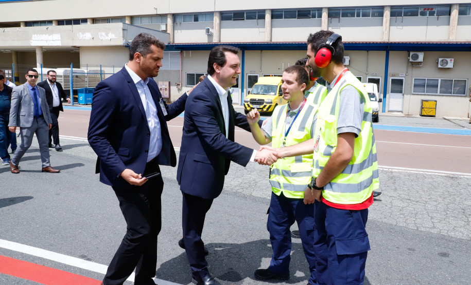 Dois potentes jatos de água batizaram simbolicamente as primeiras aeronaves que partiram com voos de Curitiba para o Interior do Estado inaugurando oficialmente, nesta terça-feira (22), o programa Voe Paraná. O governador Carlos Massa Ratinho Junior acompanhou a estreia no Aeroporto Afonso Pena, em São José dos Pinhais, recepcionando os primeiros passageiros com destino ao Interior do Estado.