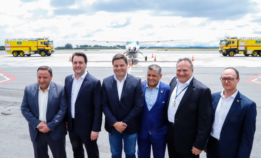 Dois potentes jatos de água batizaram simbolicamente as primeiras aeronaves que partiram com voos de Curitiba para o Interior do Estado inaugurando oficialmente, nesta terça-feira (22), o programa Voe Paraná. O governador Carlos Massa Ratinho Junior acompanhou a estreia no Aeroporto Afonso Pena, em São José dos Pinhais, recepcionando os primeiros passageiros com destino ao Interior do Estado.