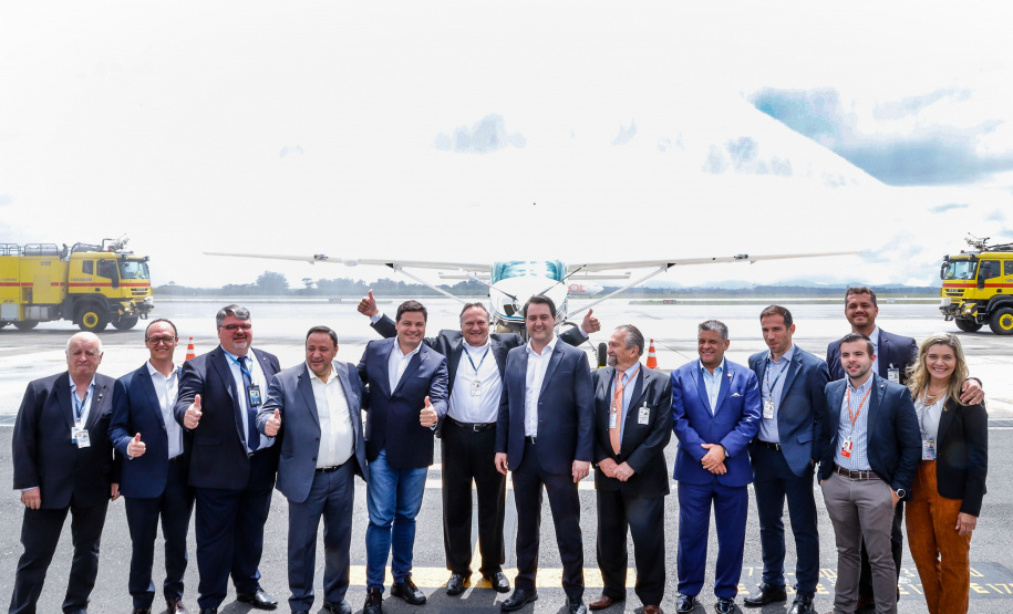 Dois potentes jatos de água batizaram simbolicamente as primeiras aeronaves que partiram com voos de Curitiba para o Interior do Estado inaugurando oficialmente, nesta terça-feira (22), o programa Voe Paraná. O governador Carlos Massa Ratinho Junior acompanhou a estreia no Aeroporto Afonso Pena, em São José dos Pinhais, recepcionando os primeiros passageiros com destino ao Interior do Estado.