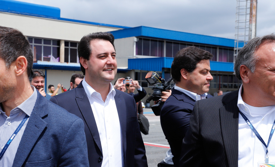 Dois potentes jatos de água batizaram simbolicamente as primeiras aeronaves que partiram com voos de Curitiba para o Interior do Estado inaugurando oficialmente, nesta terça-feira (22), o programa Voe Paraná. O governador Carlos Massa Ratinho Junior acompanhou a estreia no Aeroporto Afonso Pena, em São José dos Pinhais, recepcionando os primeiros passageiros com destino ao Interior do Estado.