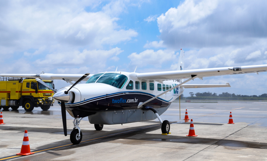 Dois potentes jatos de água batizaram simbolicamente as primeiras aeronaves que partiram com voos de Curitiba para o Interior do Estado inaugurando oficialmente, nesta terça-feira (22), o programa Voe Paraná. O governador Carlos Massa Ratinho Junior acompanhou a estreia no Aeroporto Afonso Pena, em São José dos Pinhais, recepcionando os primeiros passageiros com destino ao Interior do Estado.