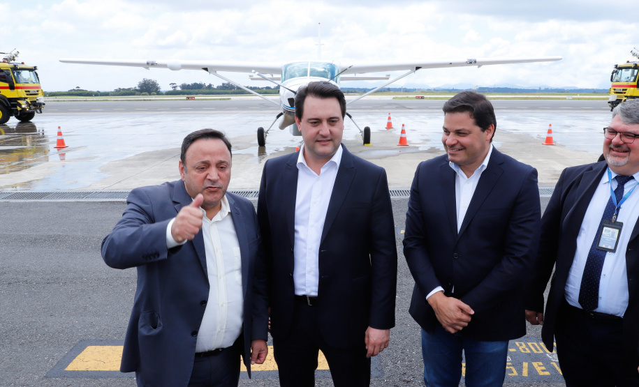 Dois potentes jatos de água batizaram simbolicamente as primeiras aeronaves que partiram com voos de Curitiba para o Interior do Estado inaugurando oficialmente, nesta terça-feira (22), o programa Voe Paraná. O governador Carlos Massa Ratinho Junior acompanhou a estreia no Aeroporto Afonso Pena, em São José dos Pinhais, recepcionando os primeiros passageiros com destino ao Interior do Estado.