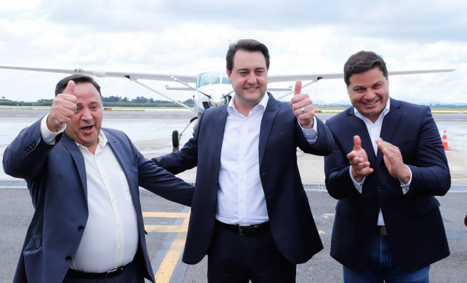 Dois potentes jatos de água batizaram simbolicamente as primeiras aeronaves que partiram com voos de Curitiba para o Interior do Estado inaugurando oficialmente, nesta terça-feira (22), o programa Voe Paraná. O governador Carlos Massa Ratinho Junior acompanhou a estreia no Aeroporto Afonso Pena, em São José dos Pinhais, recepcionando os primeiros passageiros com destino ao Interior do Estado.
